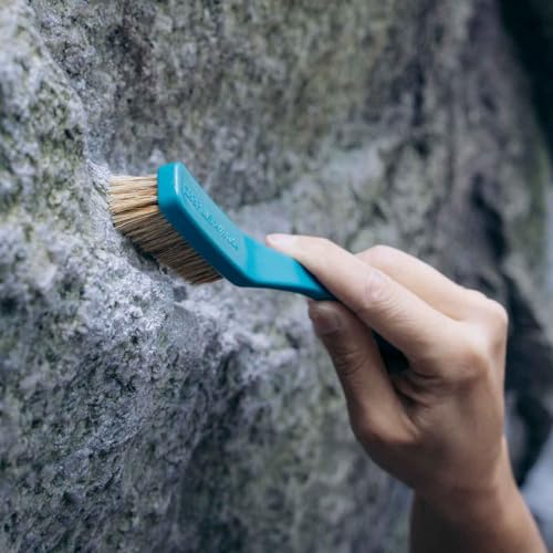 8BPLUS Climbing Brush made of 100% Recycled Ocean Plastic | Dense Boar Hair Bristles, Extremely Durable, Ergonomic Grip | Boulder Brush for cleaning Climbing Chalk and Climbing Holds | Ships as 1pcs