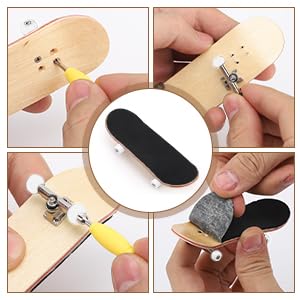 Yosoo Health Gear Finger Skateboards, Finger Board, Tool Kit, 1Pc Maple Wooden Alloy Fingerboard Finger Skateboards with Box Reduce Pressure People Gifts - color: Black